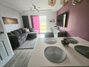 Jasmin's House, 2 bedroom house featuring private parking